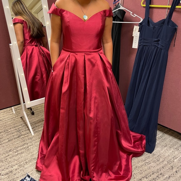 red prom dress never got to wear - Picture 2 of 2